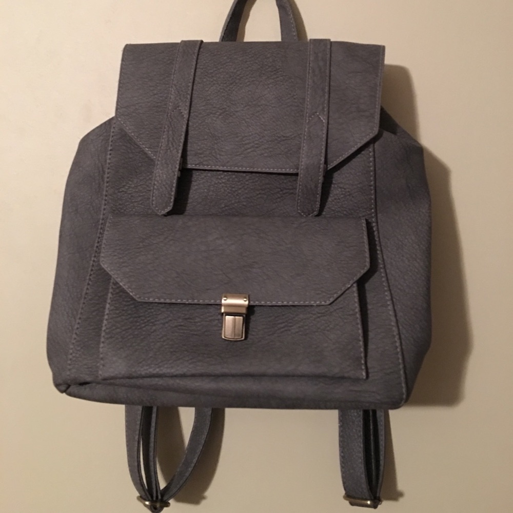 Charcoal gray backpack purse! 😍